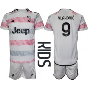 Lacne Dětský Futbalové dres Juventus Dusan Vlahovic #9 2023-24 Krátky Rukáv - Preč (+ trenírky)